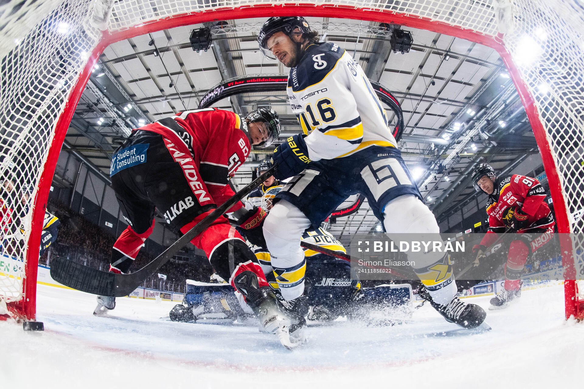 Luleås Markus Nurmi och HV71s Tanner Kero vid 1-0