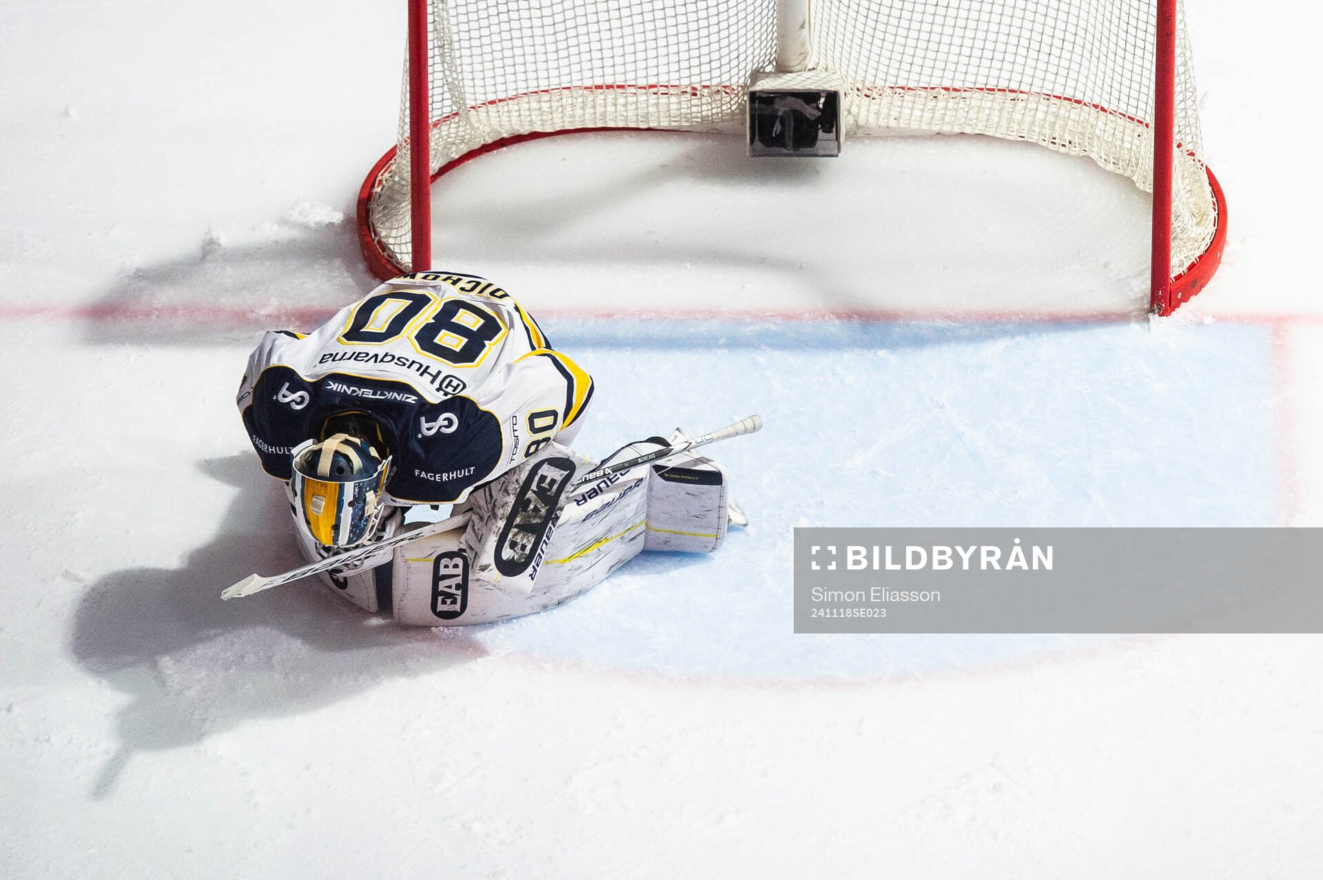 HV71s målvakt Frederik Dichow deppar