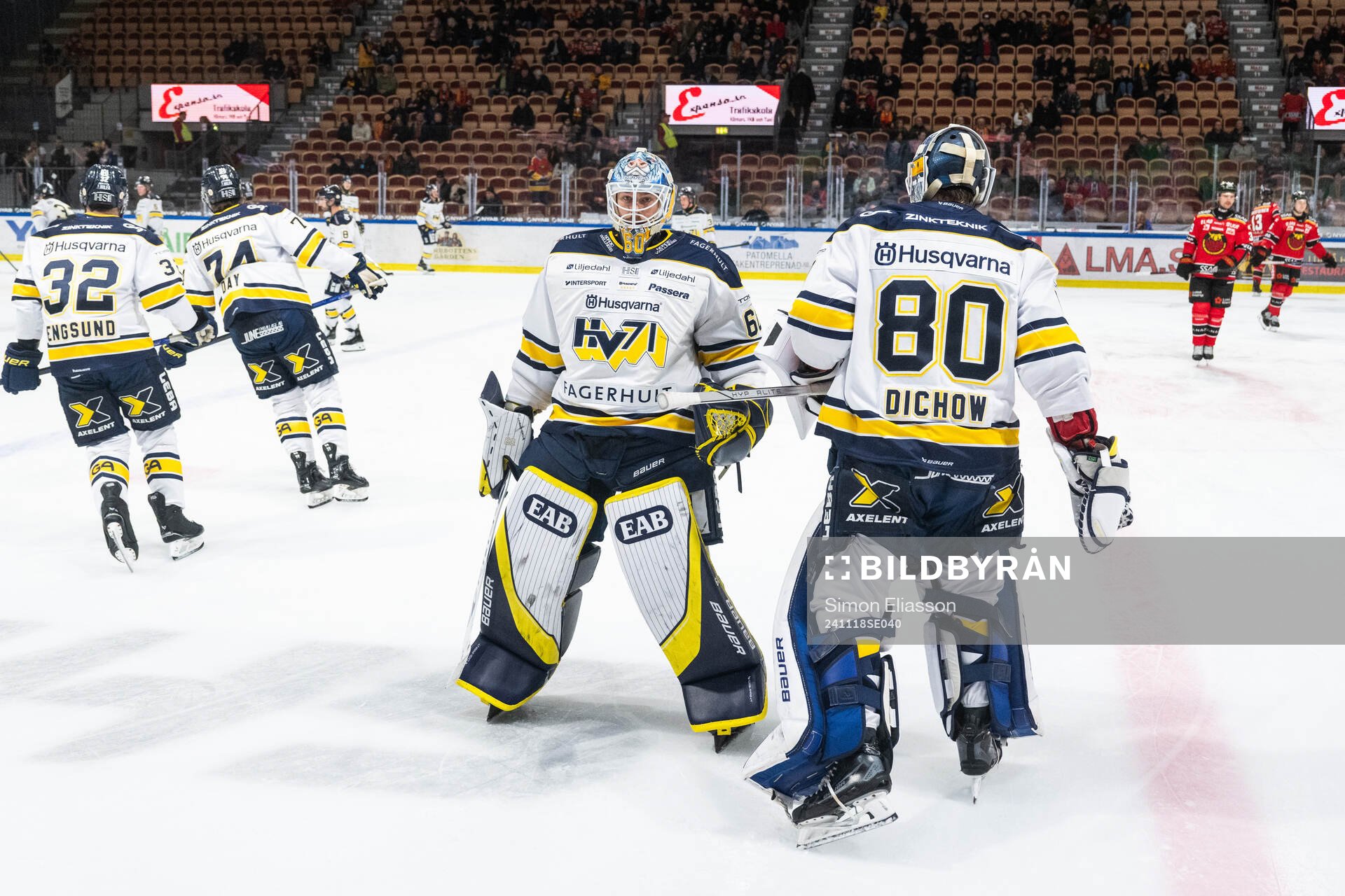 HV71s målvakt Hugo Alnefelt och målvakt Frederik Dichow
