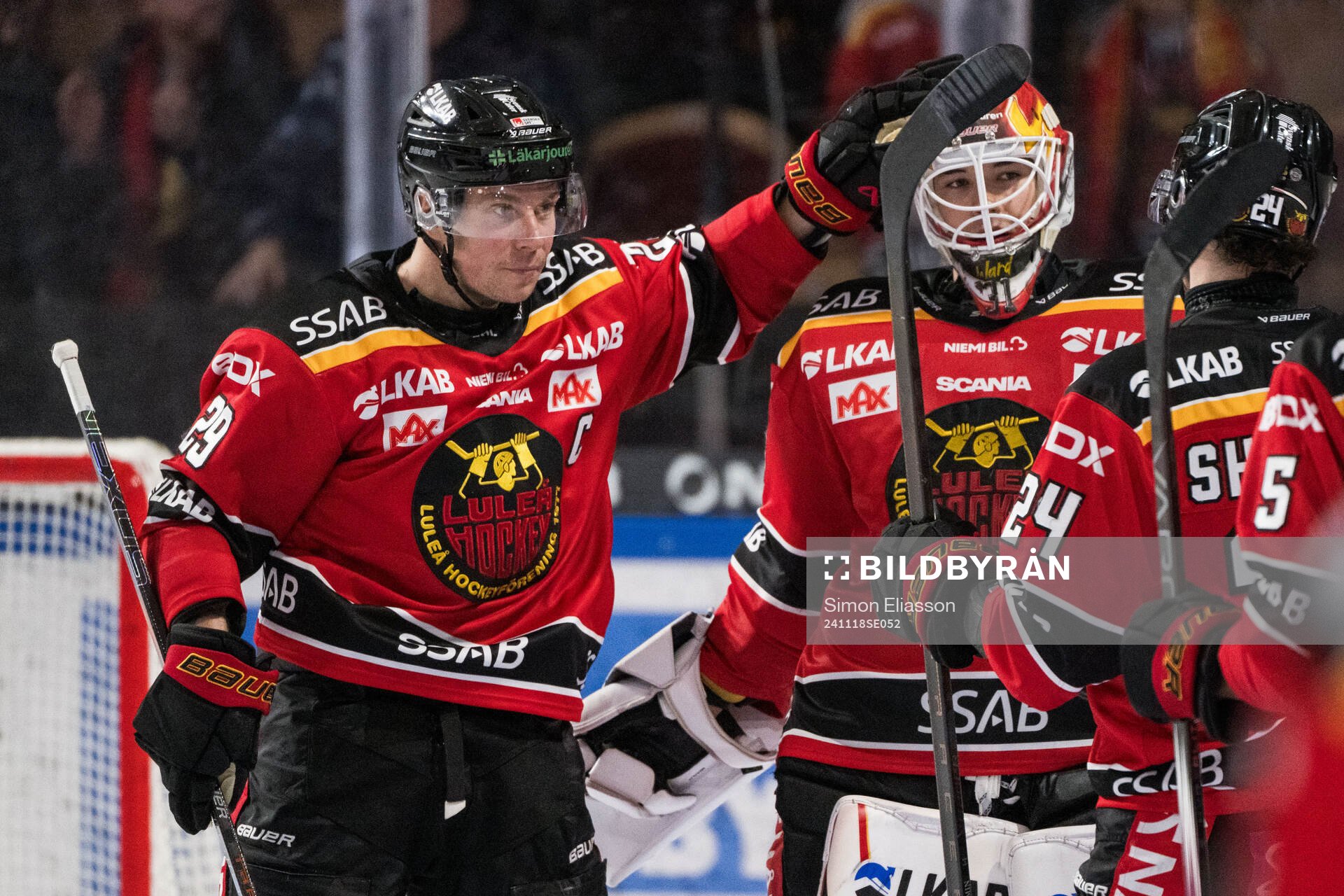 Luleås Erik Gustafsson och målvakt Matteus Ward jublar