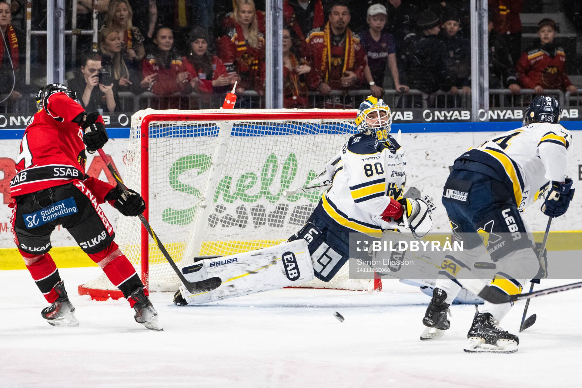 Luleås Jonas Berglund och HV71s målvakt Frederik Dichow