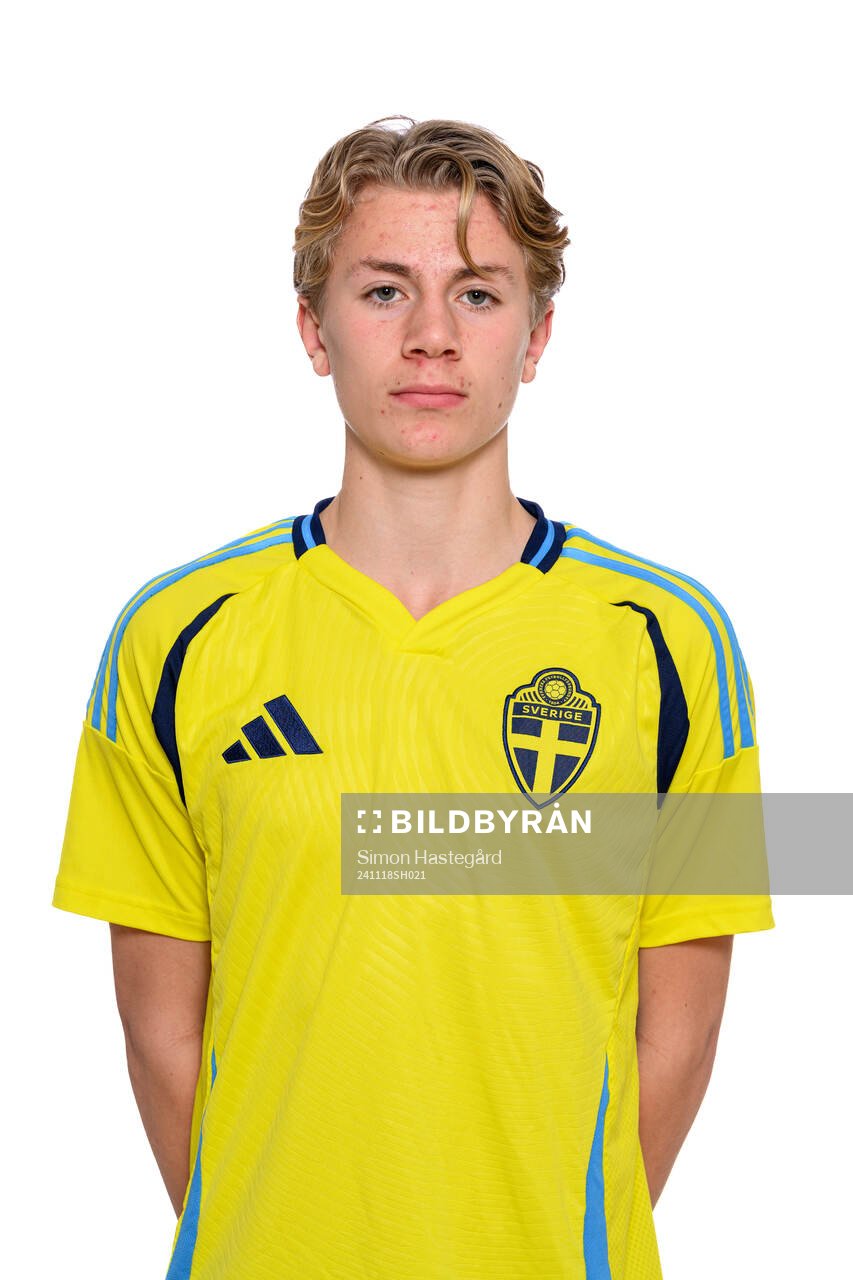 Ebbe Eklöv poserar för porträtt under en fotografering med det svenska P15-landslaget i fotboll den 18 november 2024 i Stockholm. 