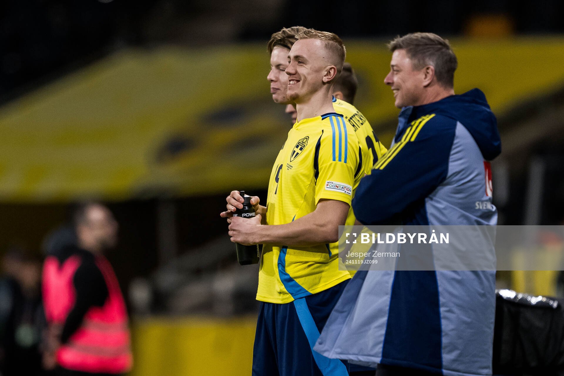 Isac Lidberg and head coach Jon Dahl Tomasson of Sweden