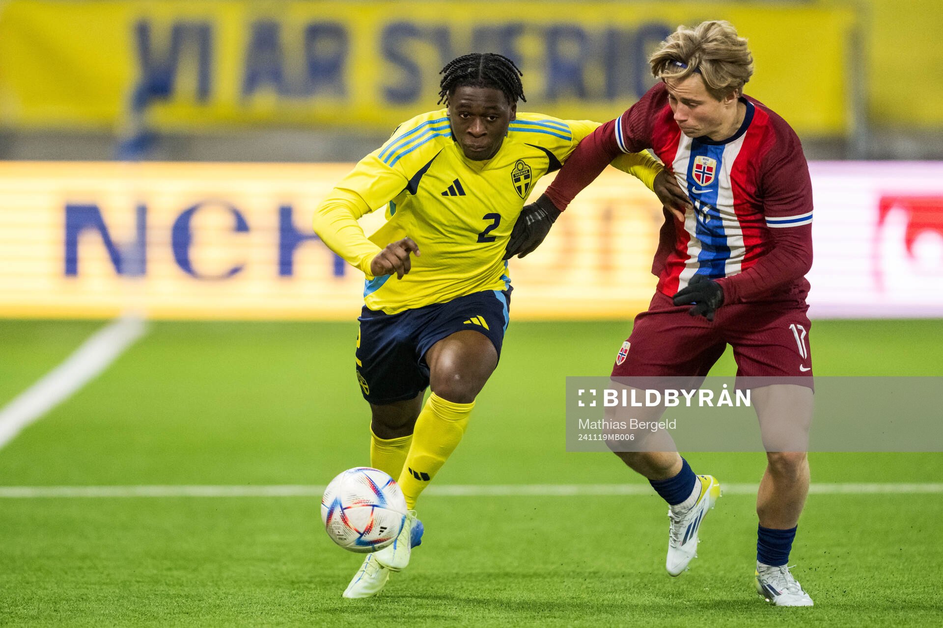 William Rashidi of Sweden and Oskar Spiten-Nysæter of Norway during the under-19 Euro Qualifier football match between Sweden and Norway on November 19, 2024 in Borås.