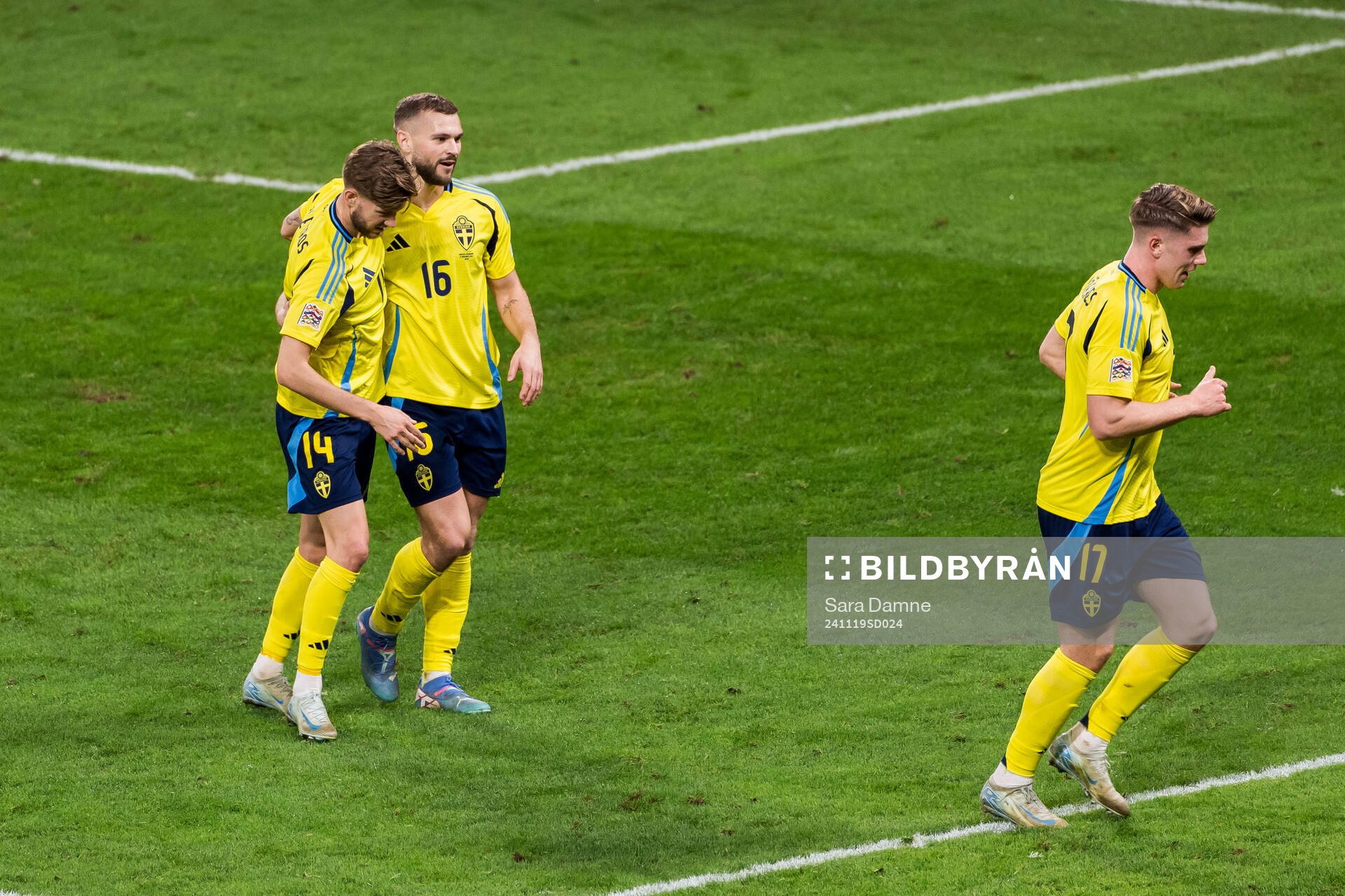 Viktor Gyökeres of Sweden celebrates with Anton Salétros
