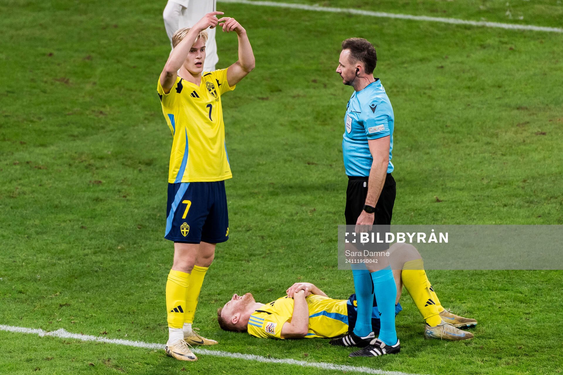 Lucas Bergvall signals for substitution while Dejan