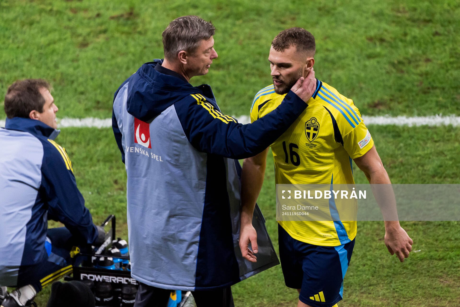 Head coach Jon Dahl Tomasson and Jesper Karlström of Sweden