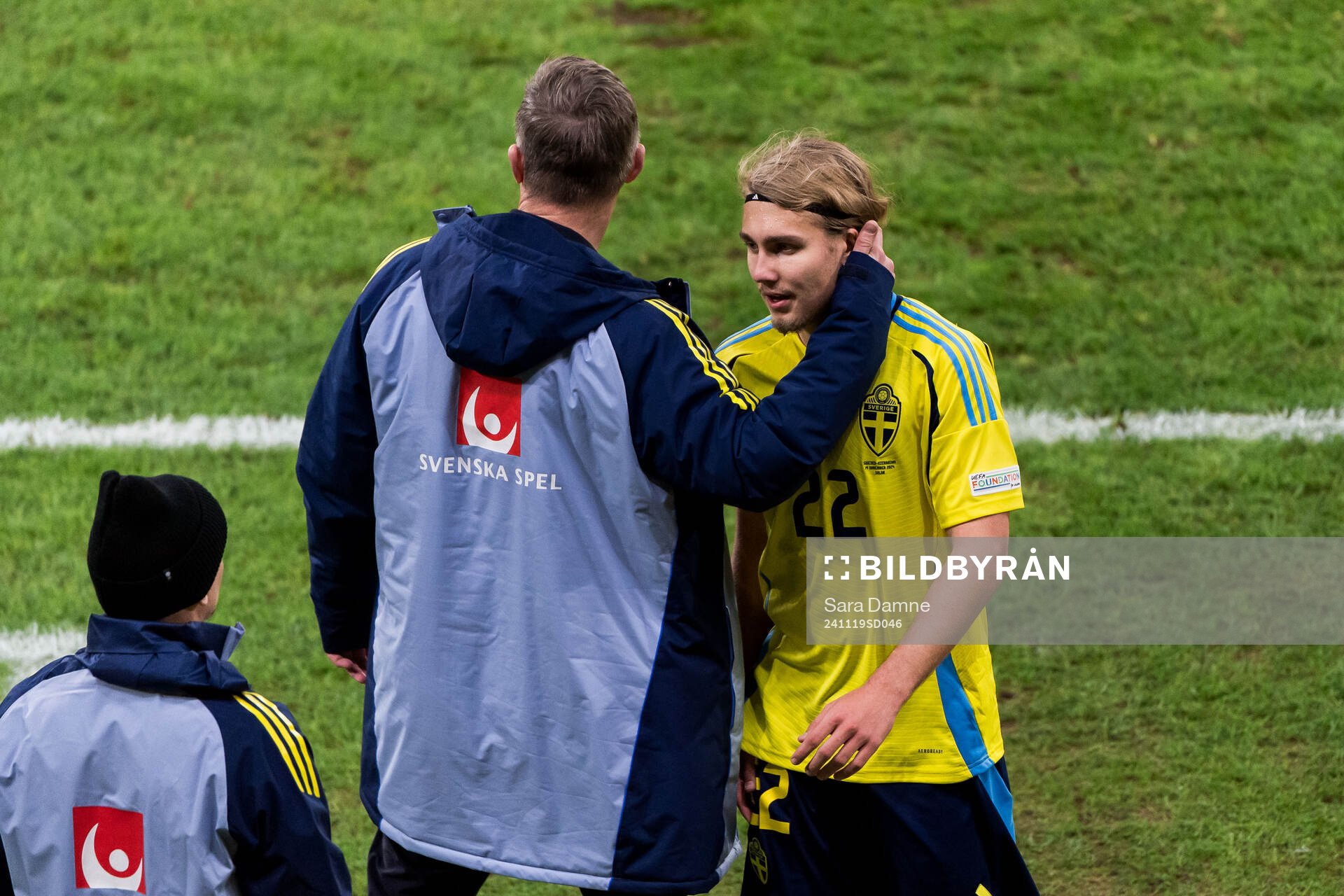 Head coach Jon Dahl Tomasson and Sebastian Nanasi of Sweden