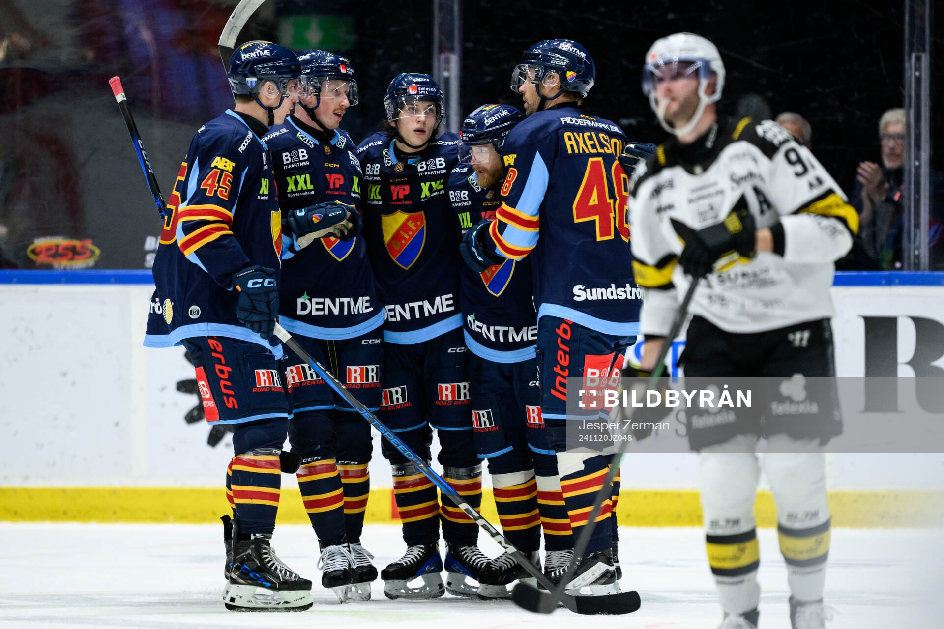Djurgårdens Linus Klasen jublar med lagkamrater