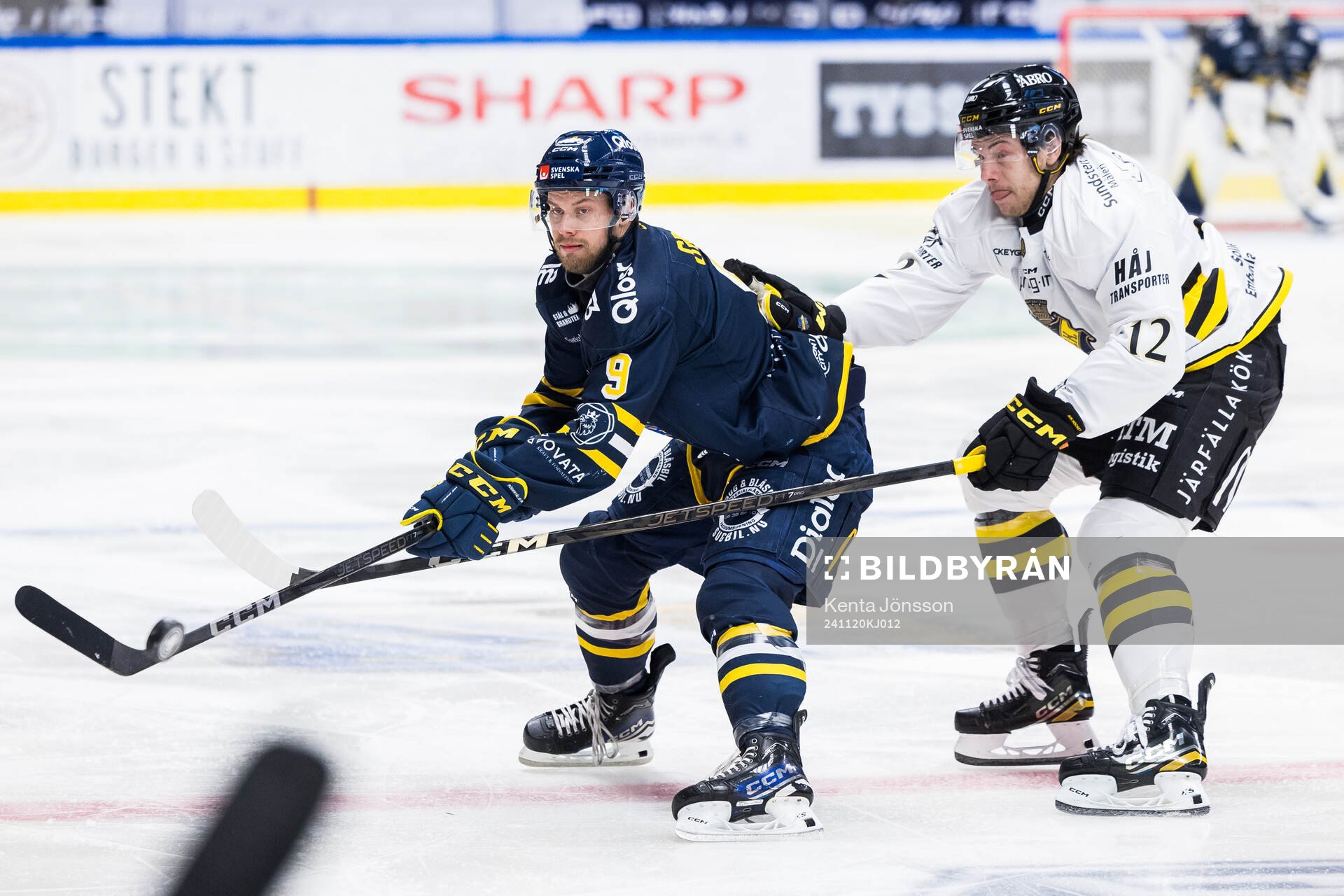 Södertäljes Viktor Grahn och AIKs Scott Pooley