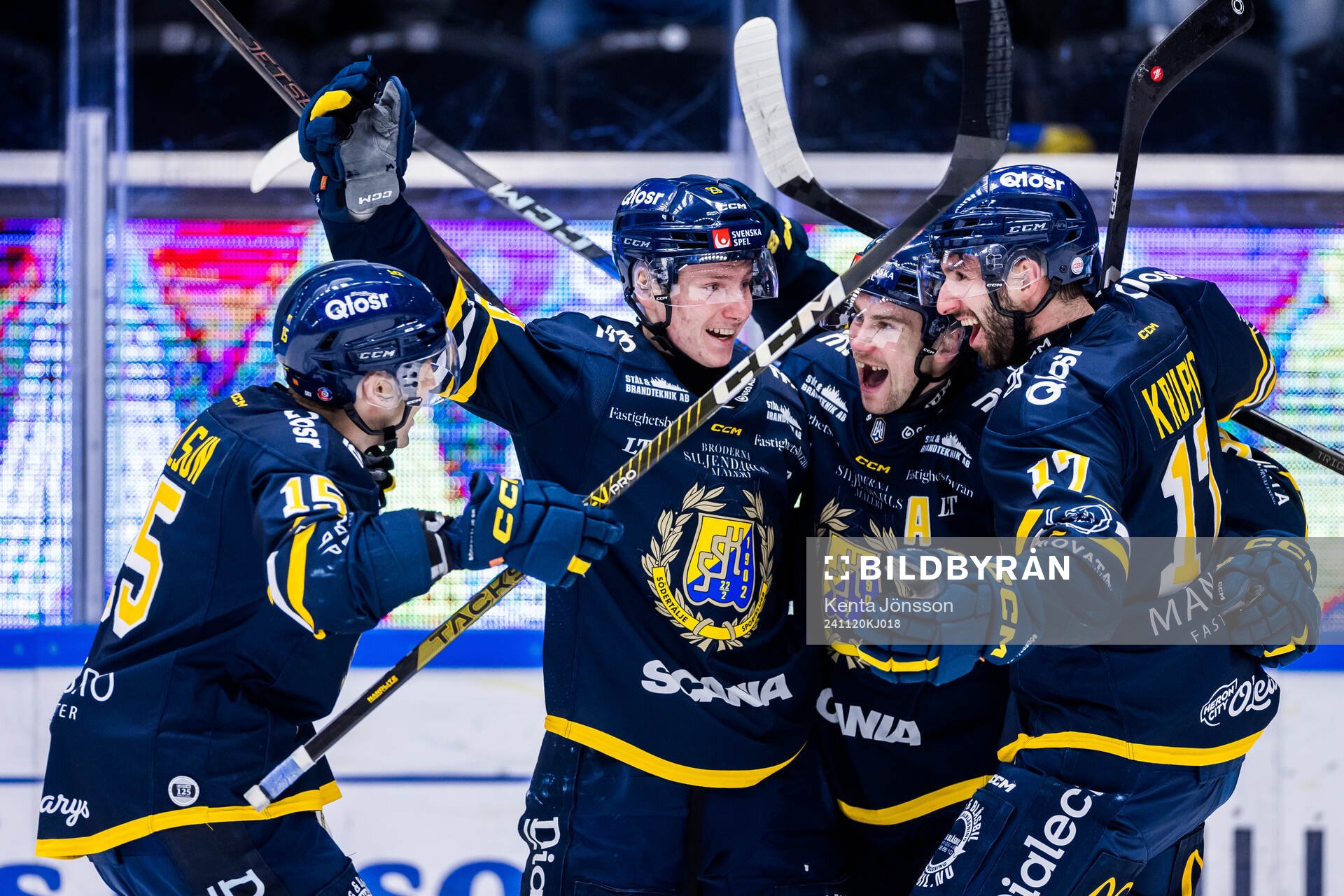 Södertäljes Hampus Harlestam jublar med Albin Carlson,