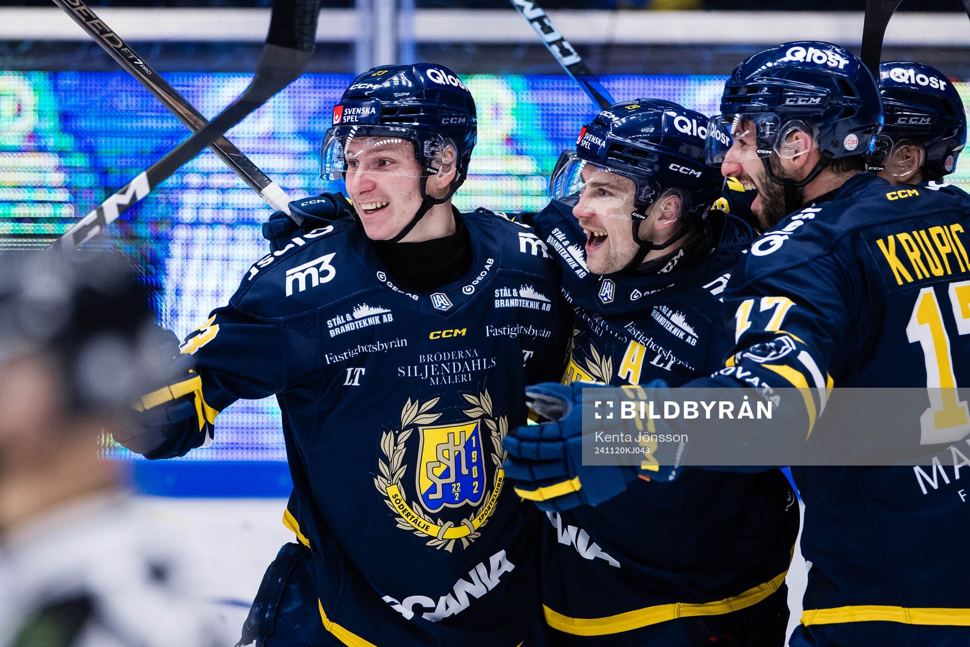 Södertäljes Hampus Harlestam (m) jublar med Egor Polin