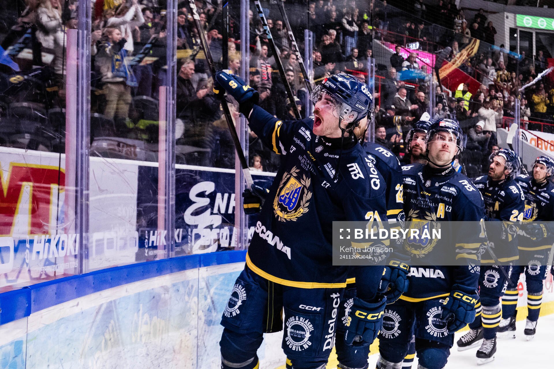 Södertäljes Nolan Stevens jublar med lagkamrater