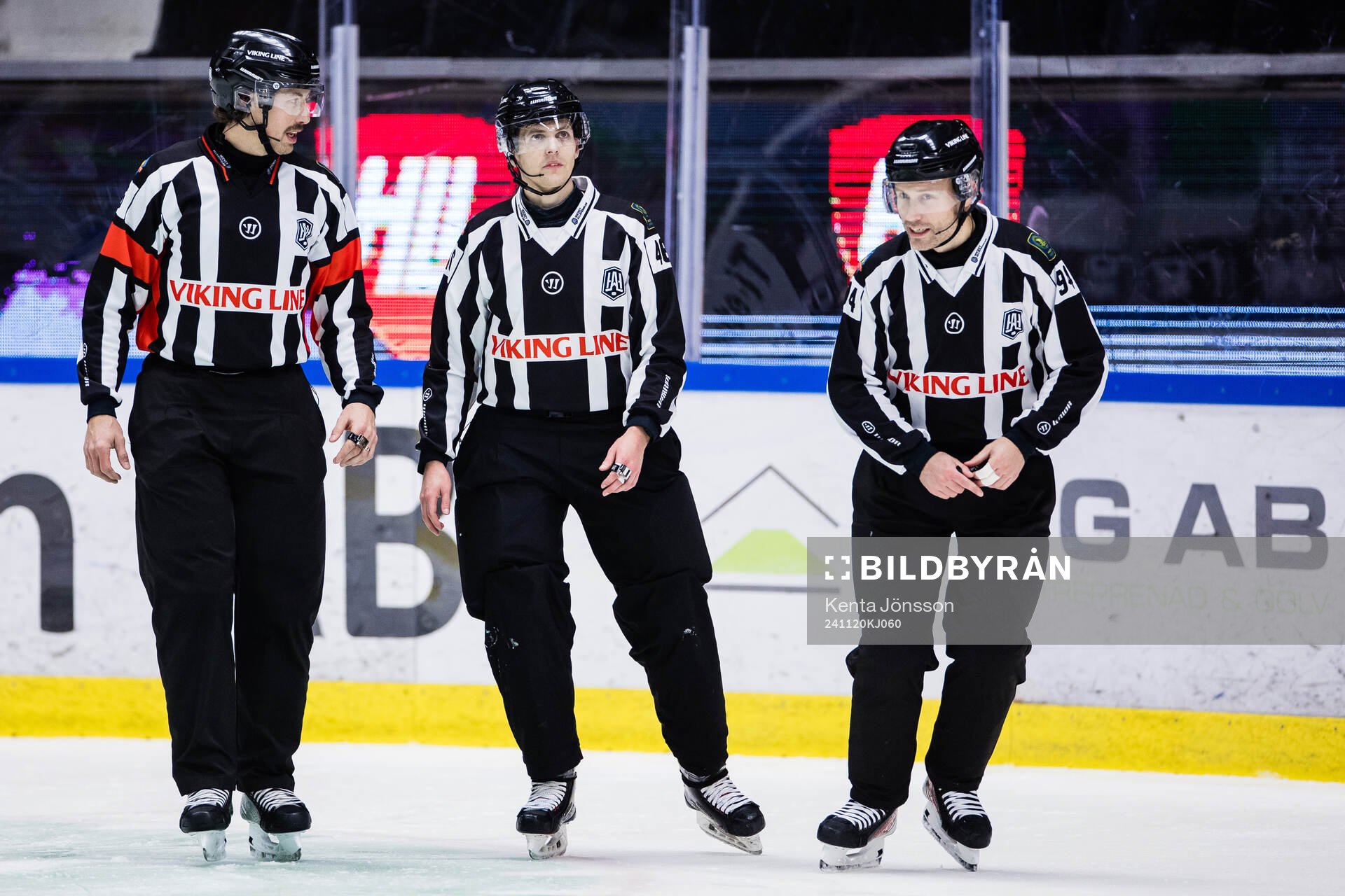 Domare Robin Jacobsson,  linjeman Niclas Rosendahl och