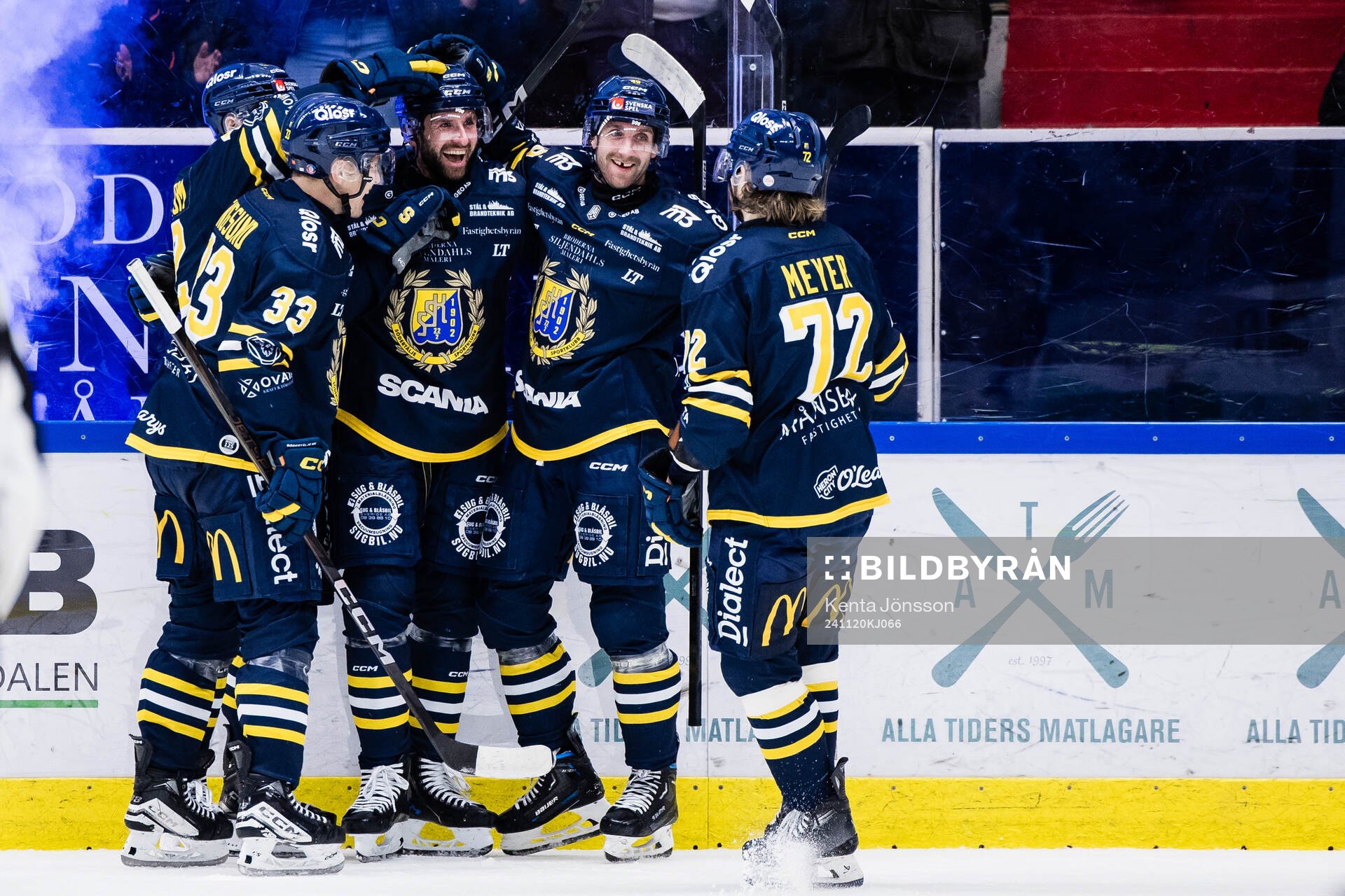 Södertäljes Amil Krupic (tvåa fr v) jublar med Filiph