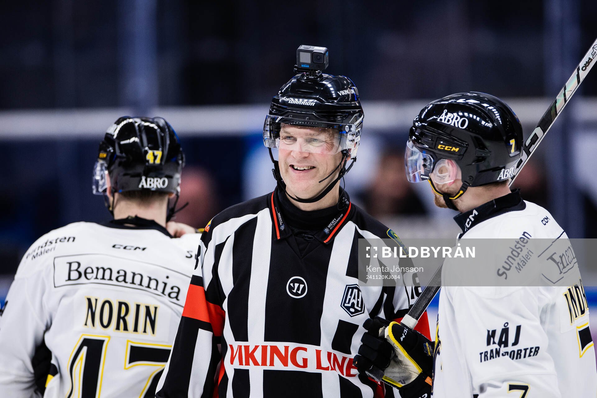 Domare Mikael Nord med en kamera på hjälmen