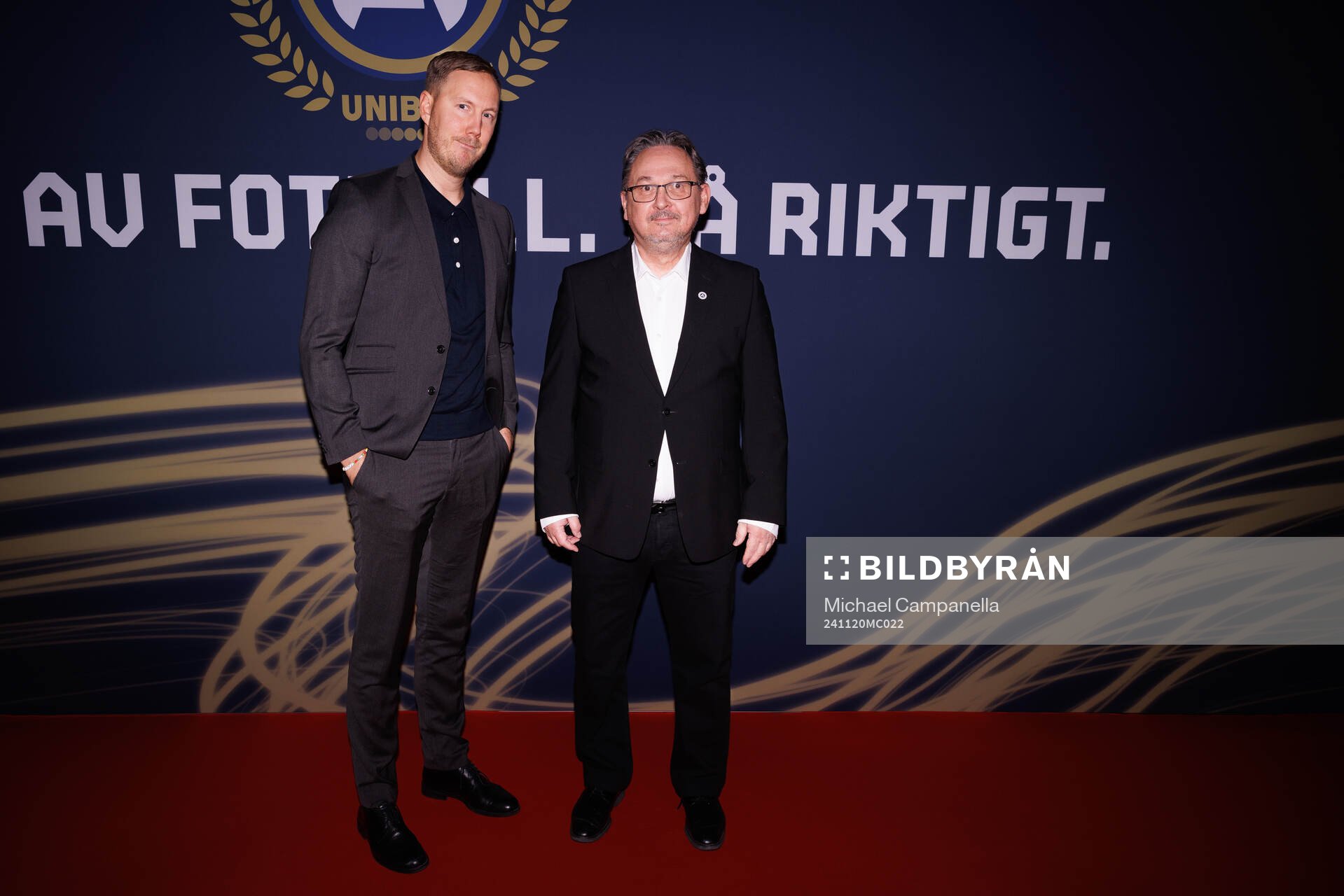 Gäster anländer på röda mattan