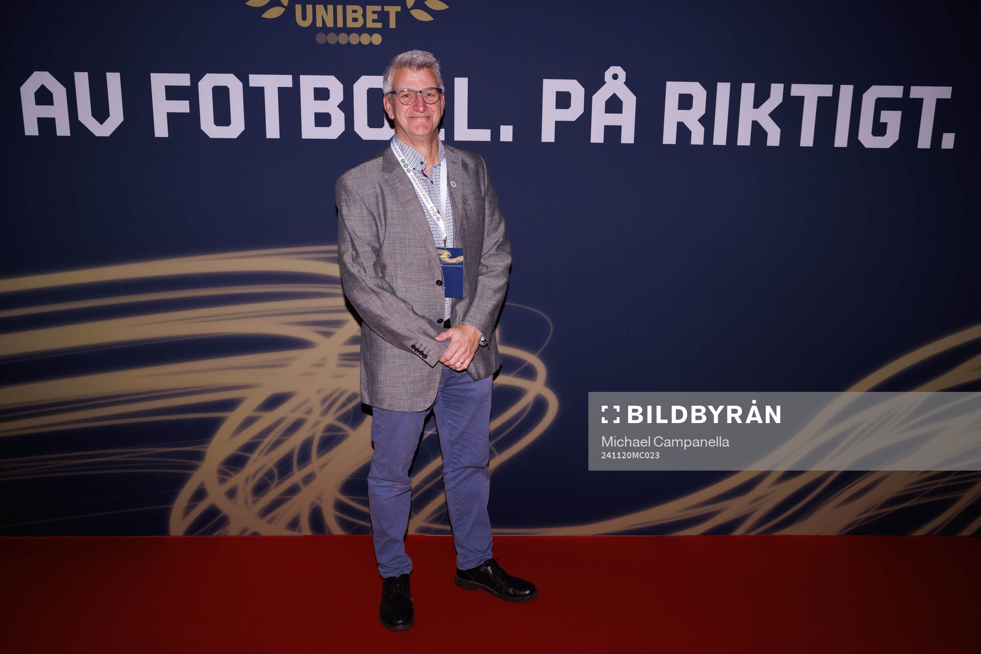 Gäster anländer på röda mattan