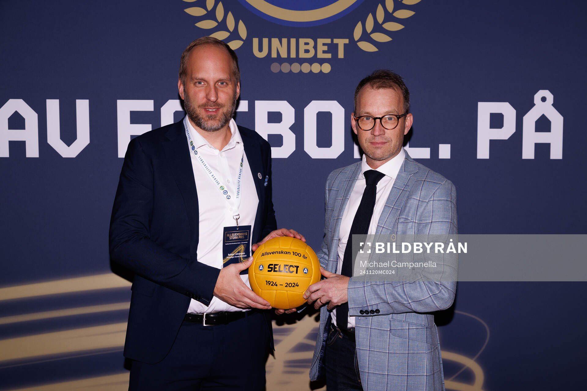 Gäster anländer på röda mattan