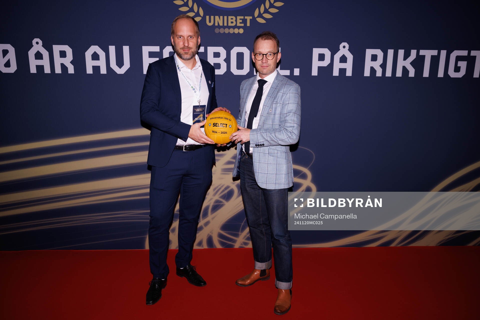 Gäster anländer på röda mattan