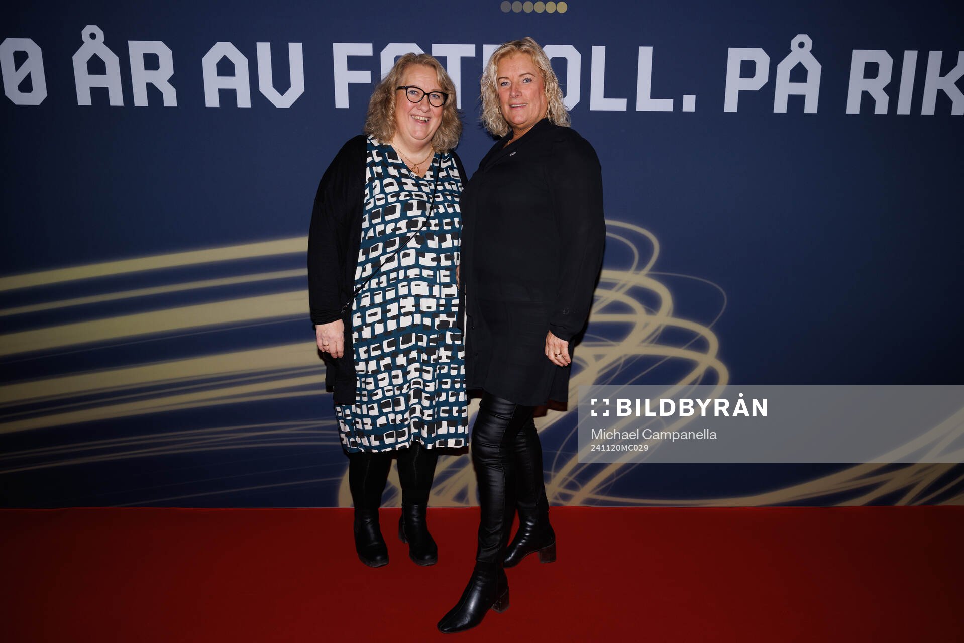 Gäster anländer på röda mattan