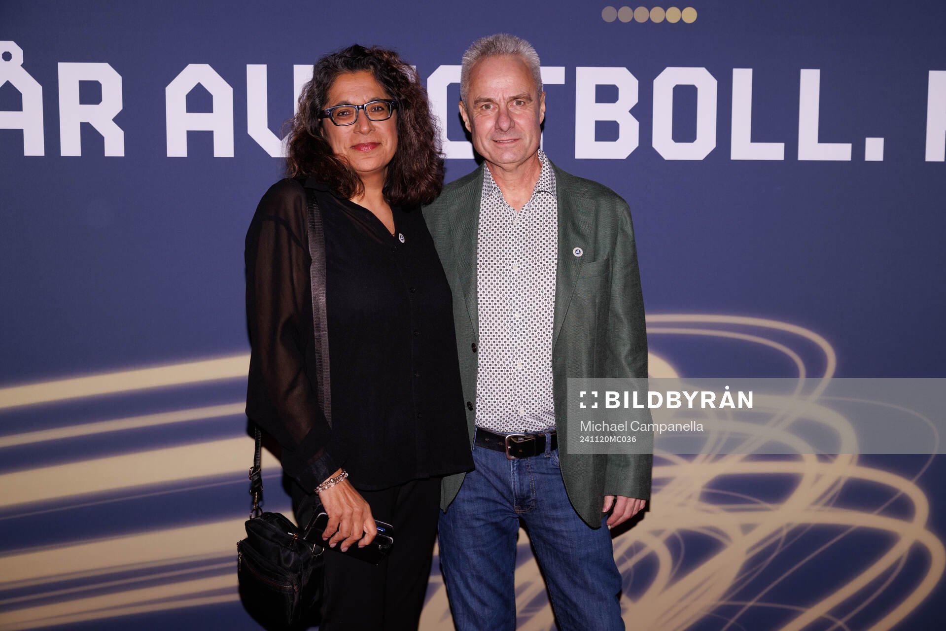 Ester Kristiansson och Jörgen Larsson anländer på röda