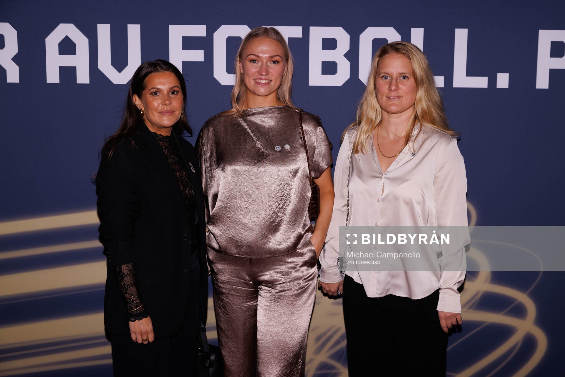 Gäster anländer på röda mattan