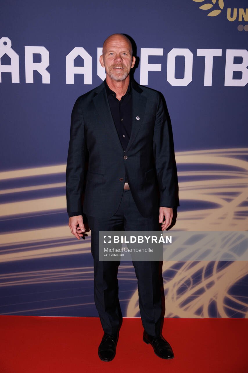 Gäster anländer på röda mattan