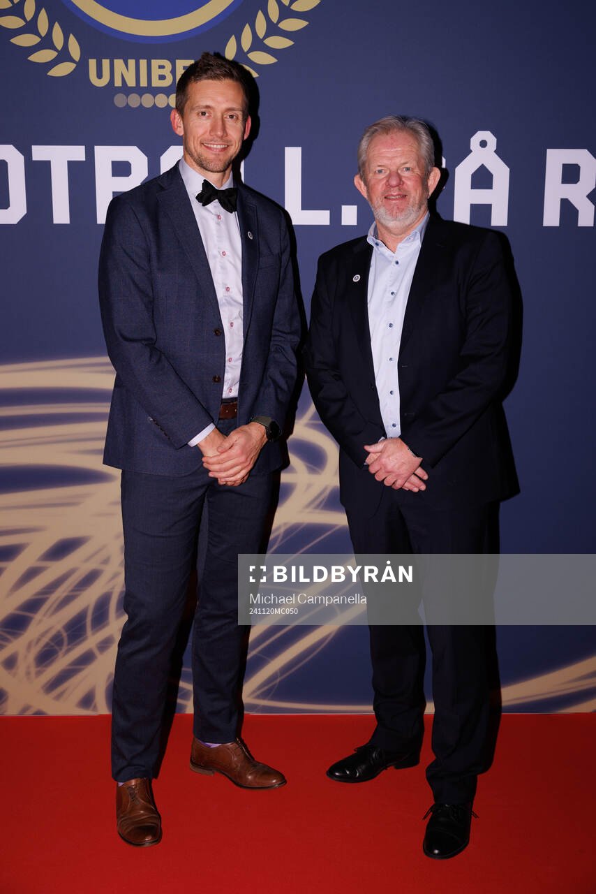 Gäster anländer på röda mattan