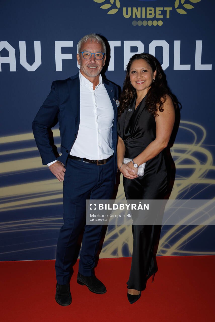 Gäster anländer på röda mattan