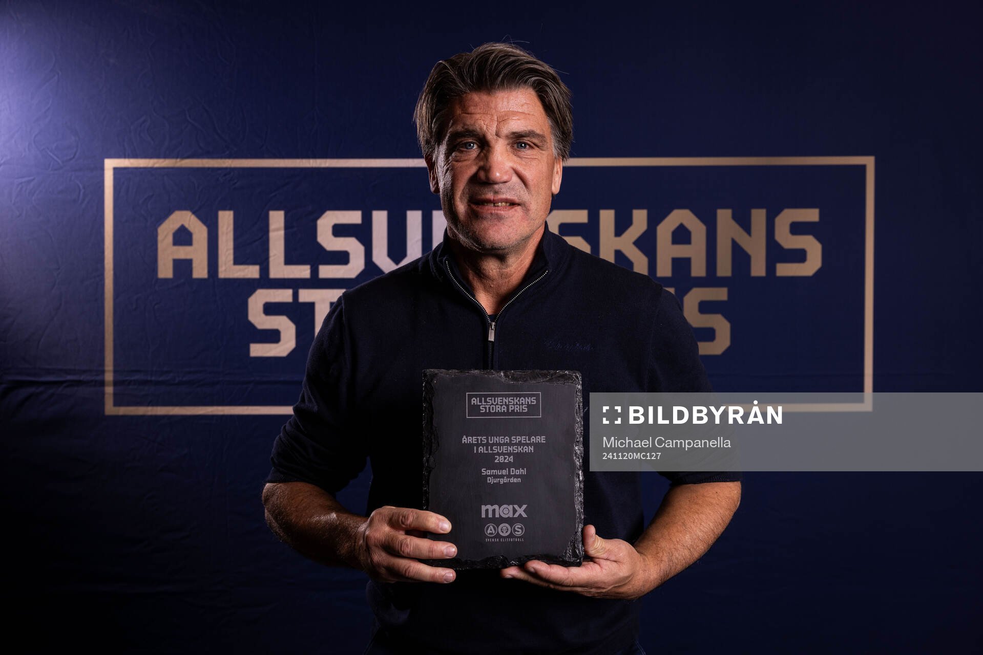 Djurgårdens sportchef Bosse Andersson tar emot priset för årets unga spelare som tilldelas Samuel Dahl under Allsvenskans Stora Pris den 20 november 2024 i Stockholm.