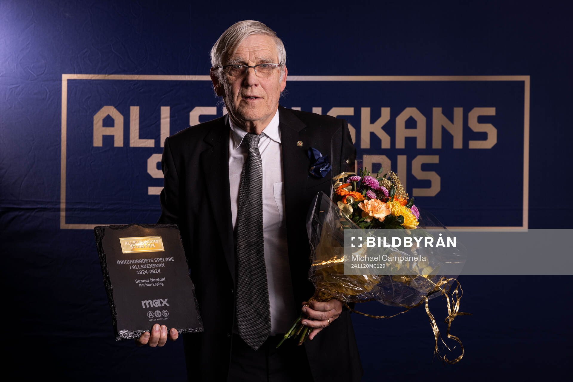 Thomas Nordahl tar emot priset för århundradets spelare