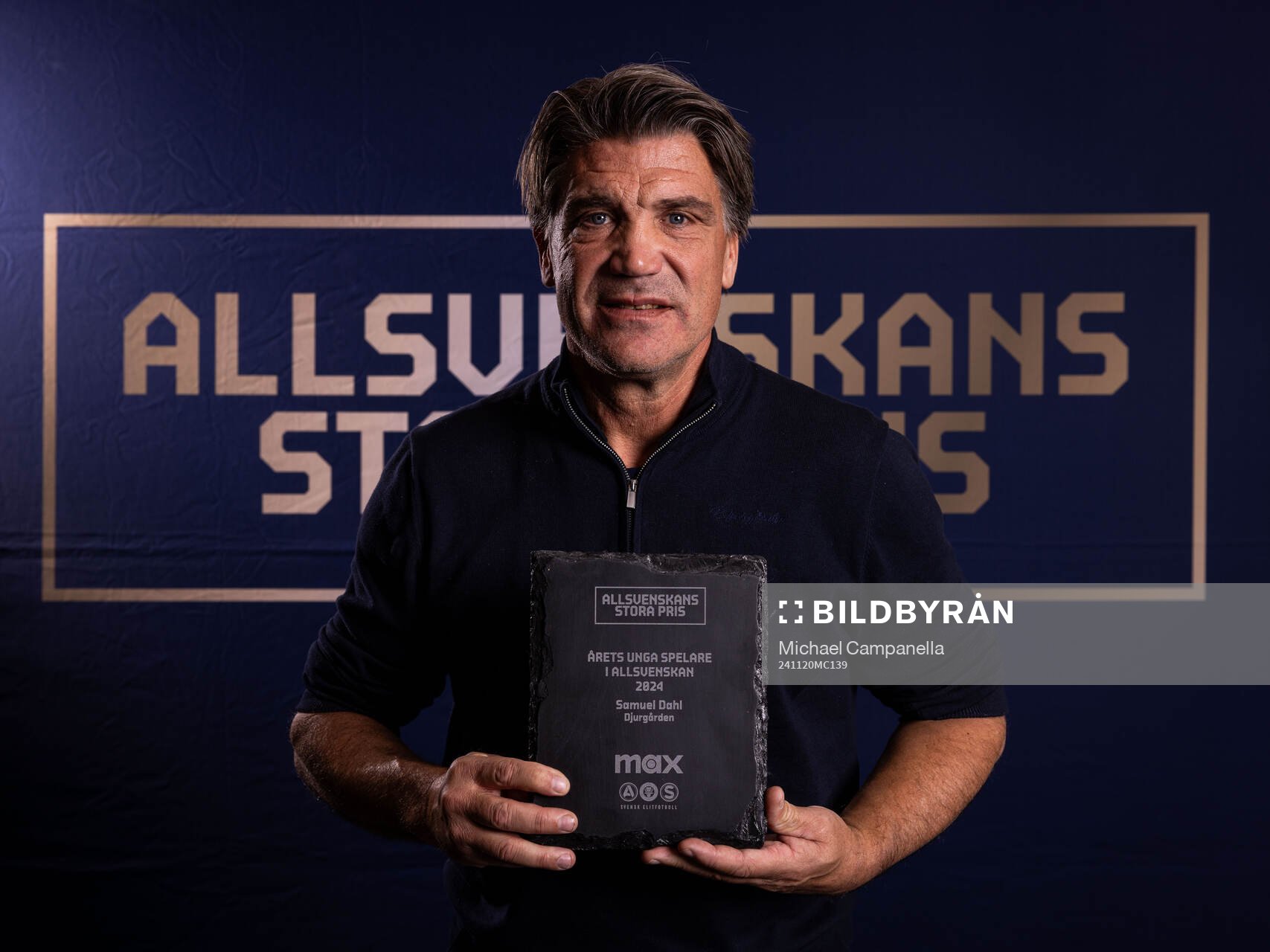 Djurgårdens sportchef Bosse Andersson tar emot priset för årets unga spelare som tilldelas Samuel Dahl under Allsvenskans Stora Pris den 20 november 2024 i Stockholm.
