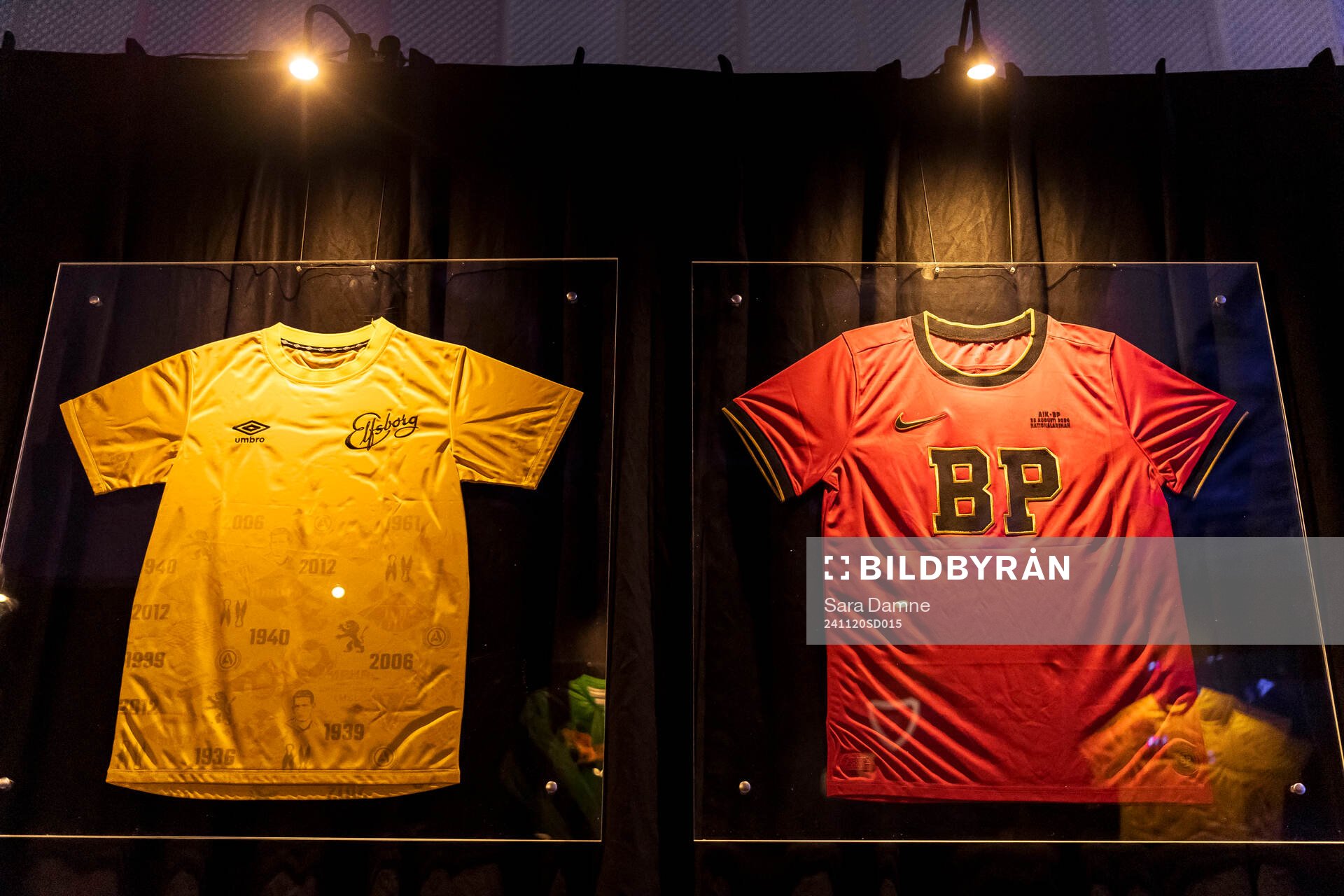 Klubbtröjor på väggen