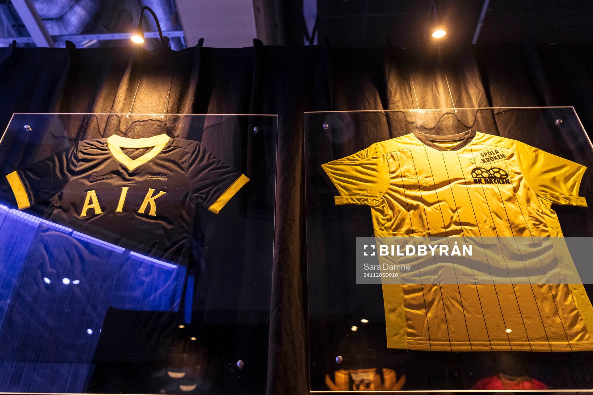 Klubbtröjor på väggen