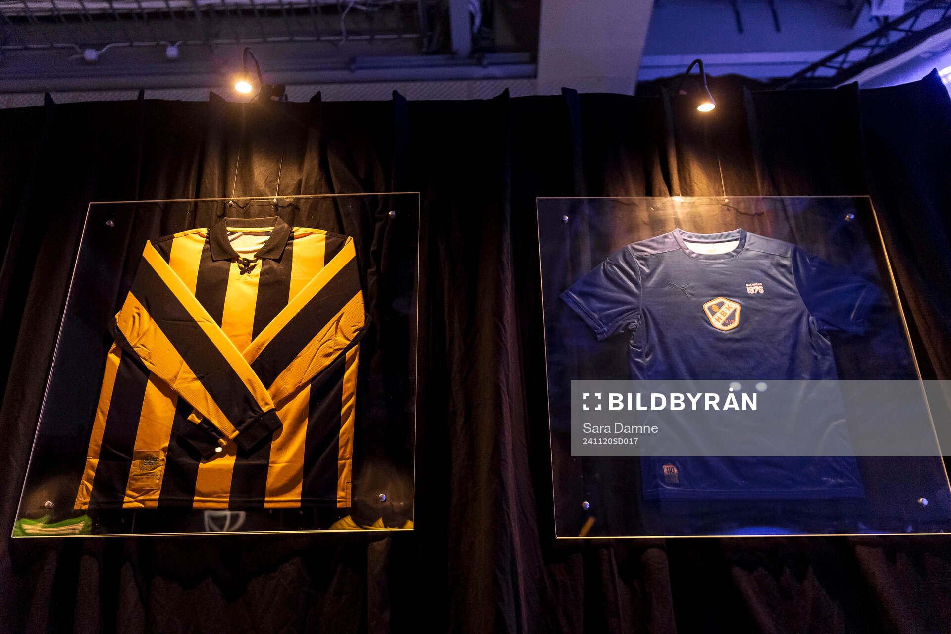 Klubbtröjor på väggen