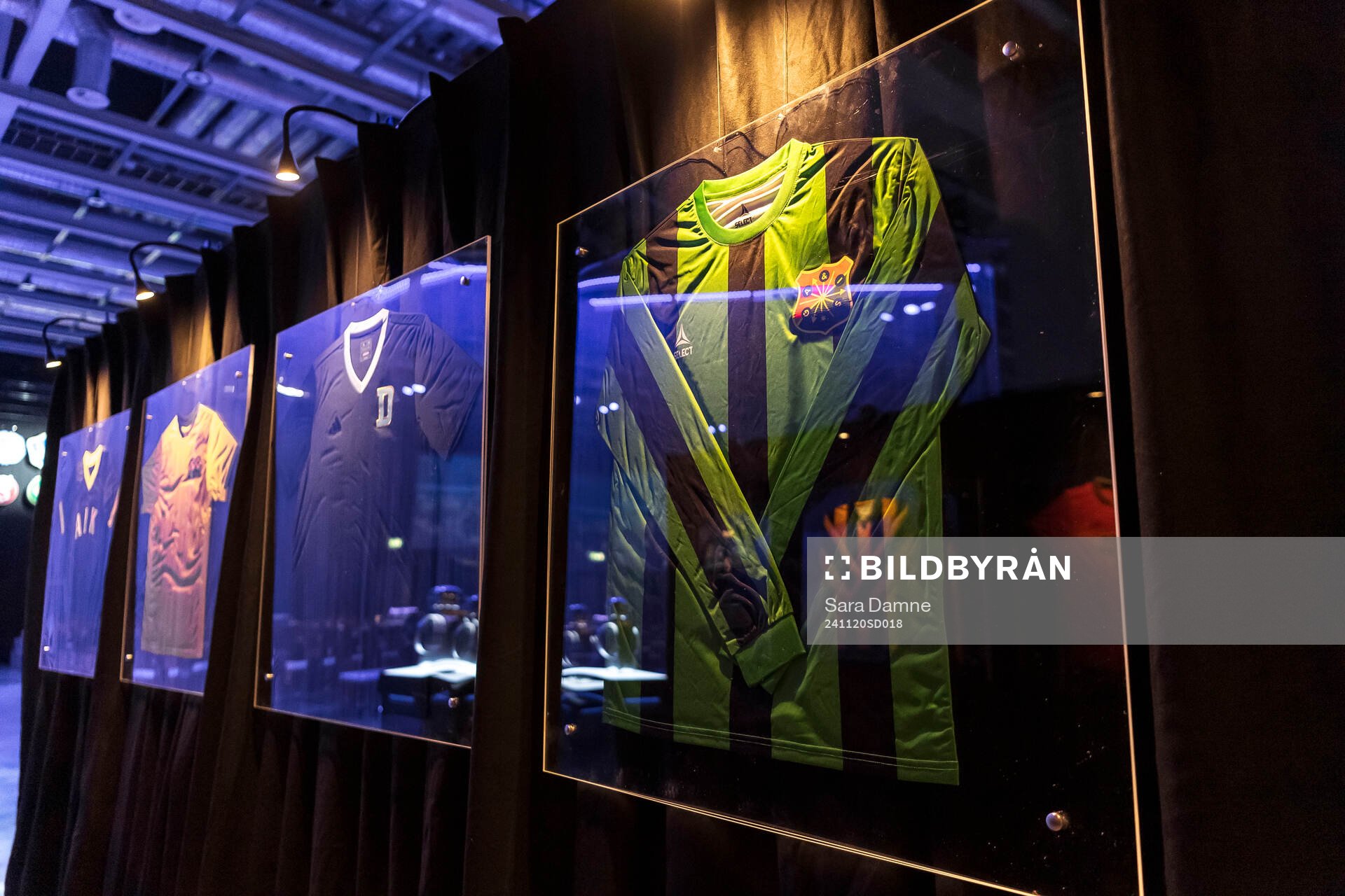 Klubbtröjor på väggen