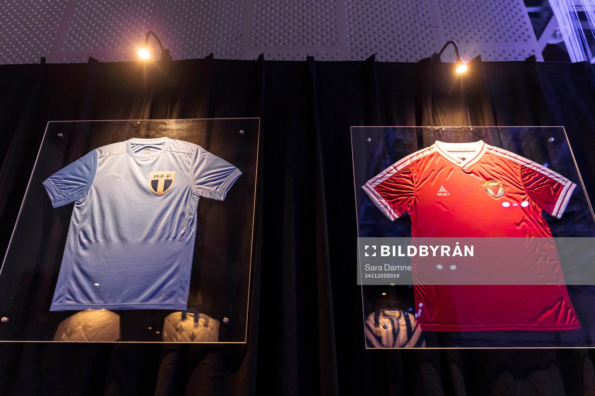 Klubbtröjor på väggen