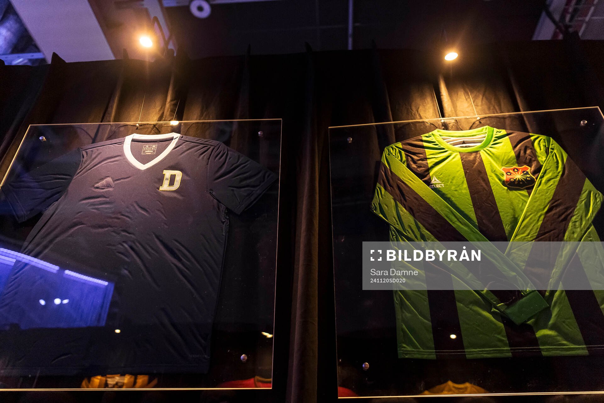 Klubbtröjor på väggen