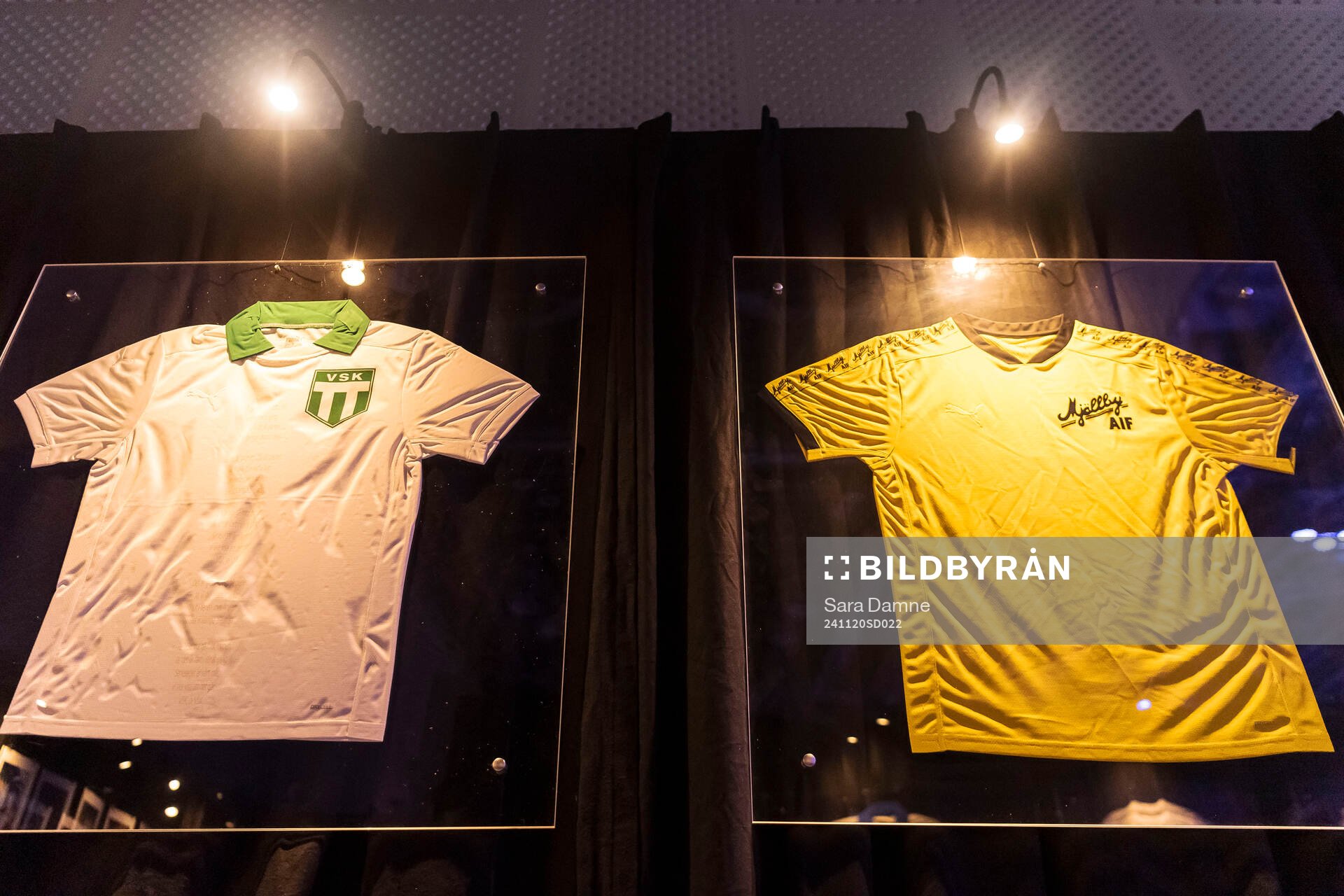 Klubbtröjor på väggen