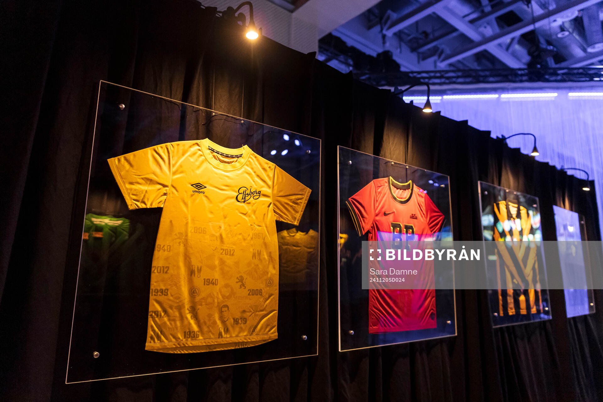 Klubbtröjor på väggen