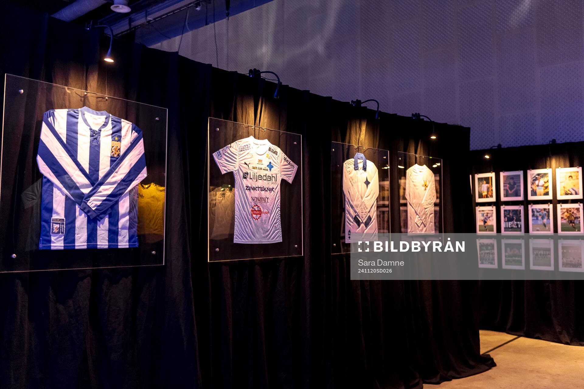Klubbtröjor på väggen