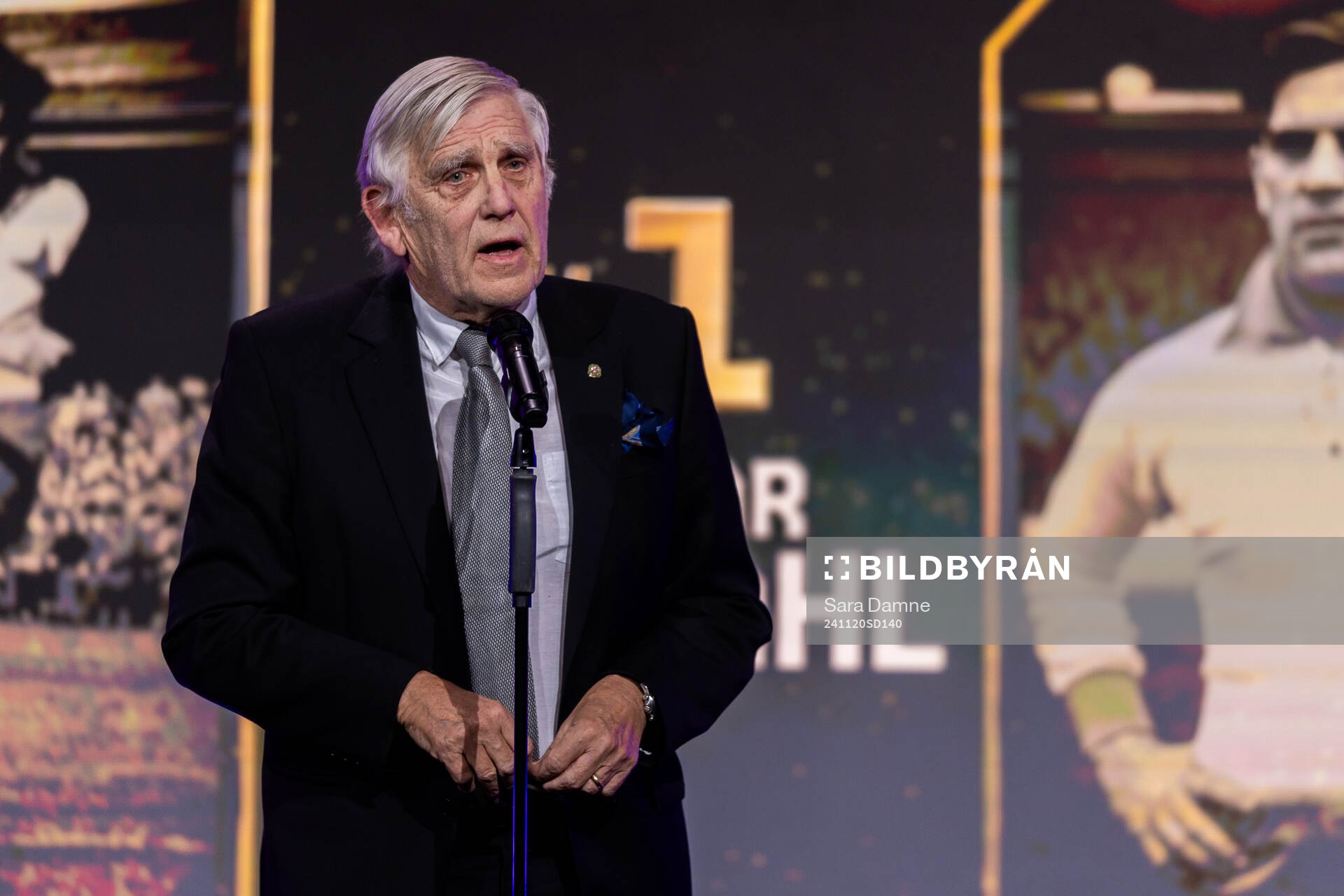 Thomas Nordahl tar emot priset för århundradets spelare