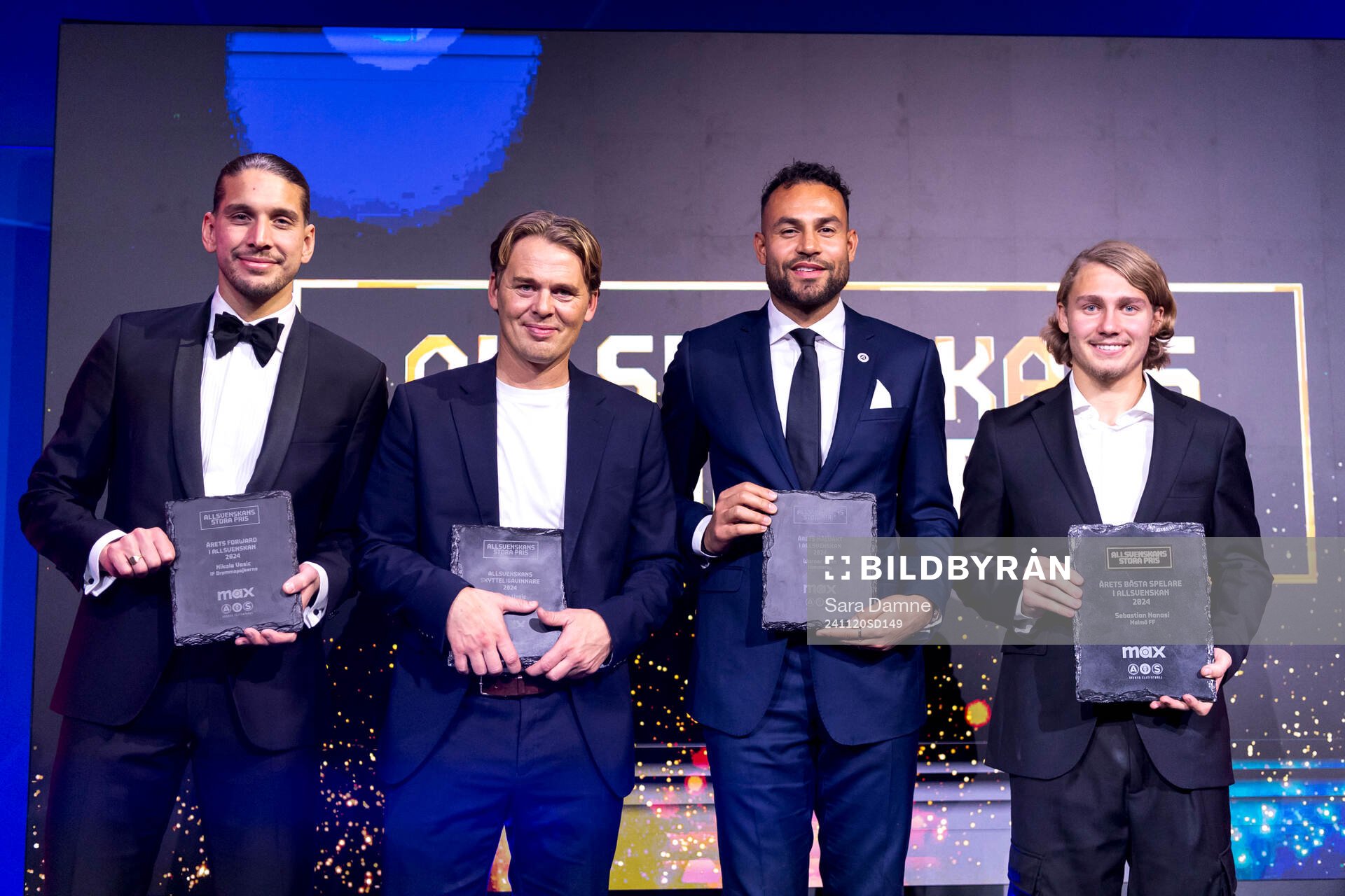 Nikola Vasic, årets forward, Fredrik Holmberg, årets tränare, Warner Hahn, årets målvakt och Sebastian Nanasi, årets mittfältare samt årets spelare poserar med priser på scen under Allsvenskans Stora Pris den 20 november 2024 i Stockholm.