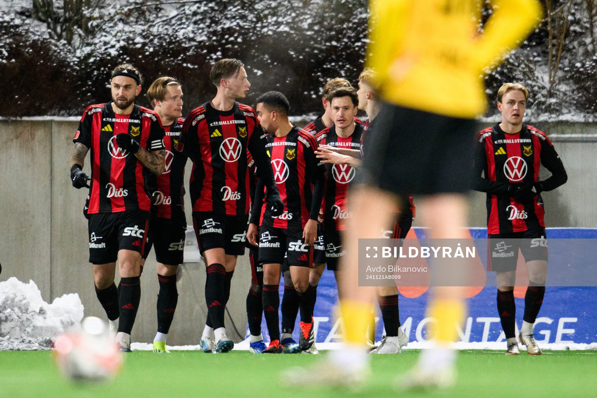 Östersunds Albin Sporrong jublar med lagkamrater