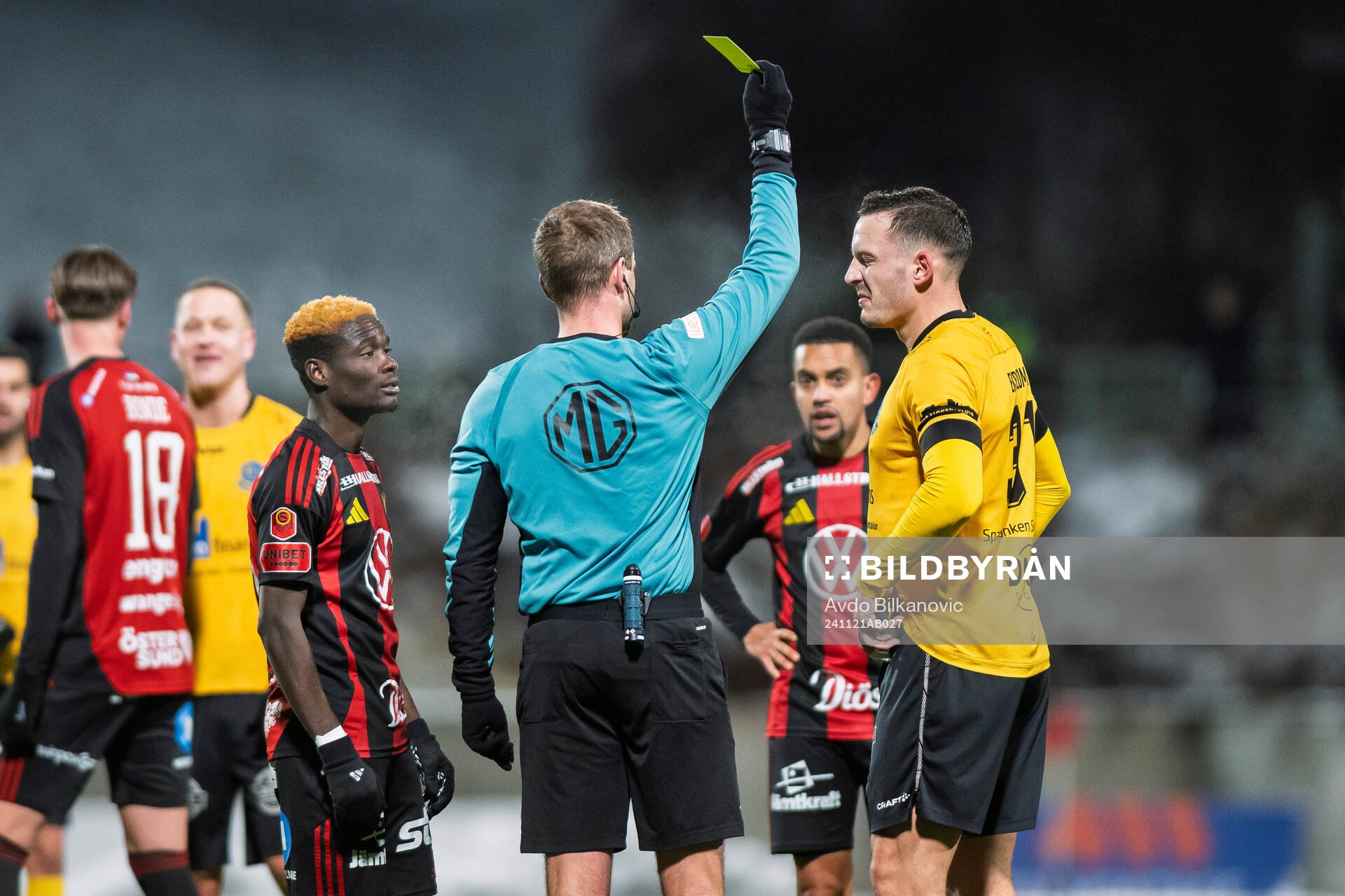 Domare Richard Sundell dela ut varning, gul kort till Lunds
