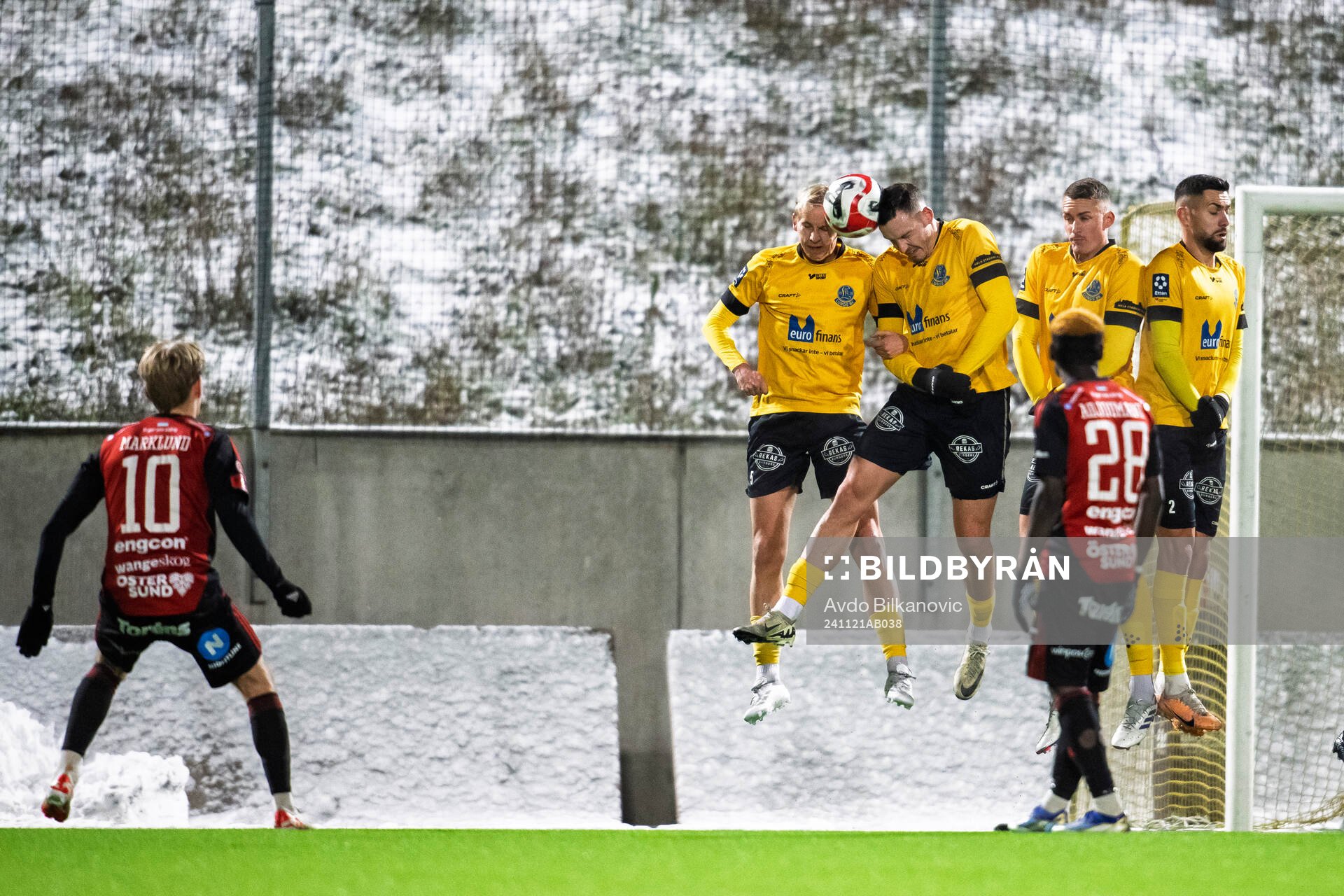Östersunds Simon Marklund skjuter frispark som stoppas av Lunds BKs Jakob Andersson och Viktor Ekblom under kvalet till Superettan mellan Lunds BK och Östersund den 21 november 2024 i Lund.