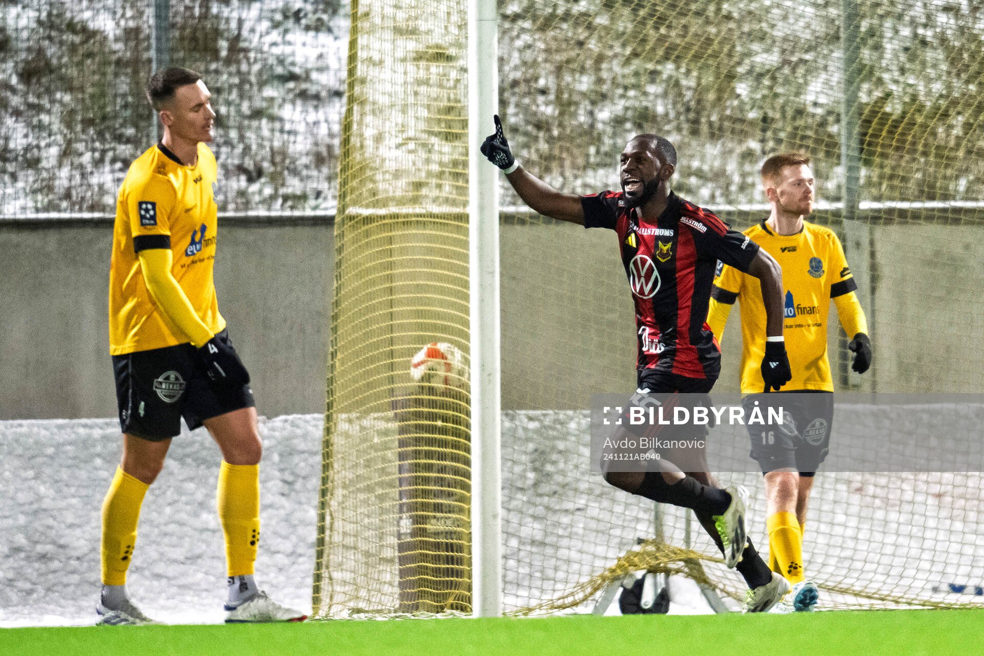 Östersunds Chrisnovic Isemoli N'sa jublar