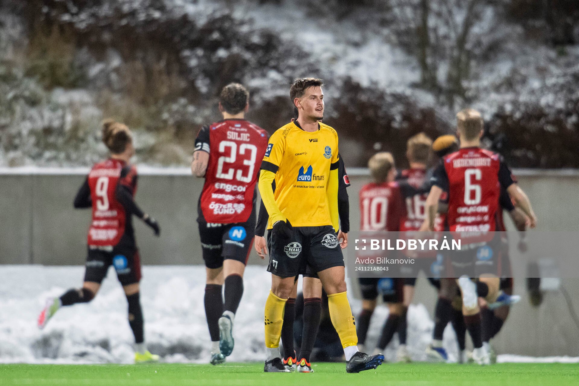 Lunds BKs Sebastian Tipura deppar medan Östersunds spelare