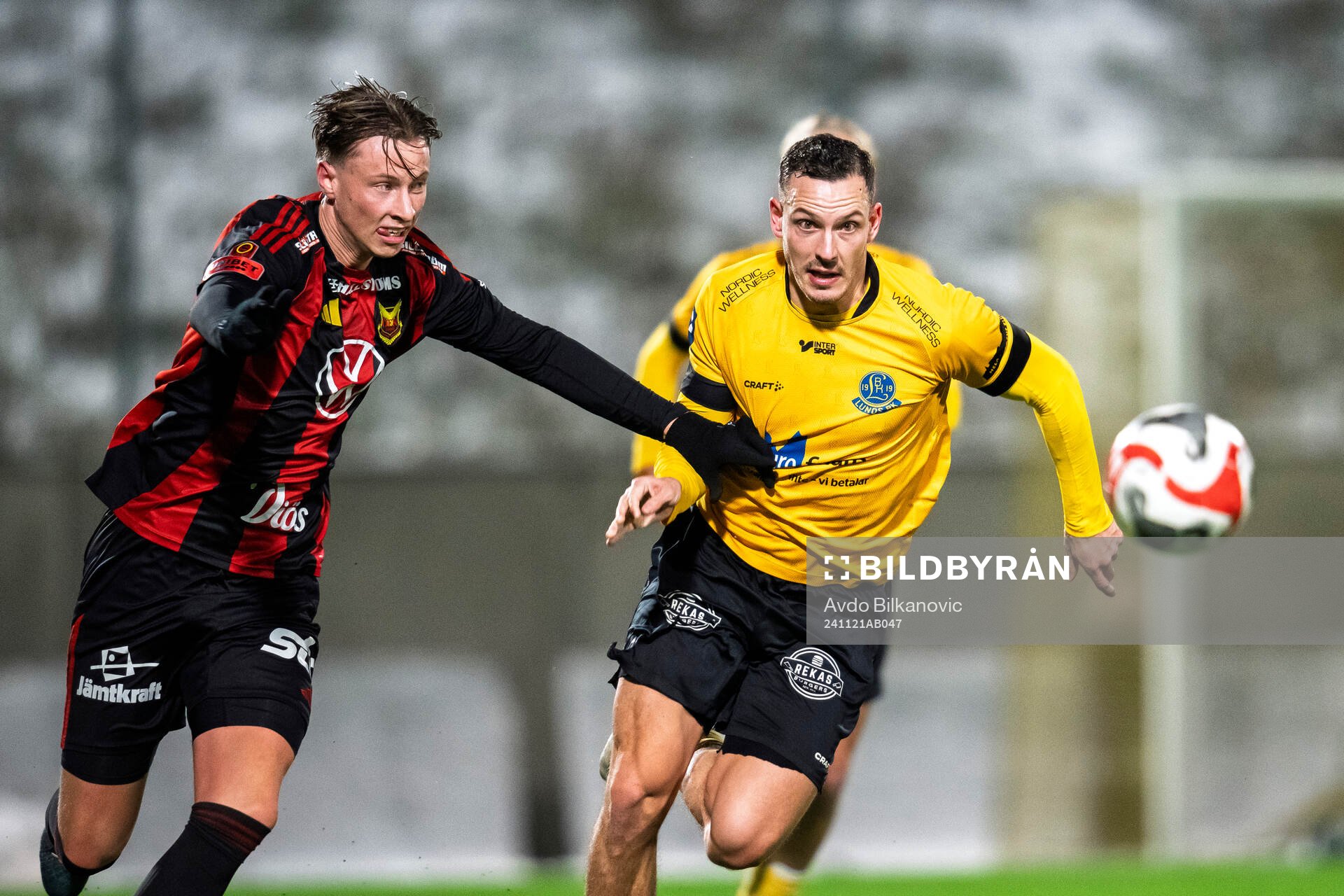 Östersunds Philip Bonde och Lunds BKs Viktor Ekblom under kvalet till Superettan mellan Lunds BK och Östersund den 21 november 2024 i Lund.